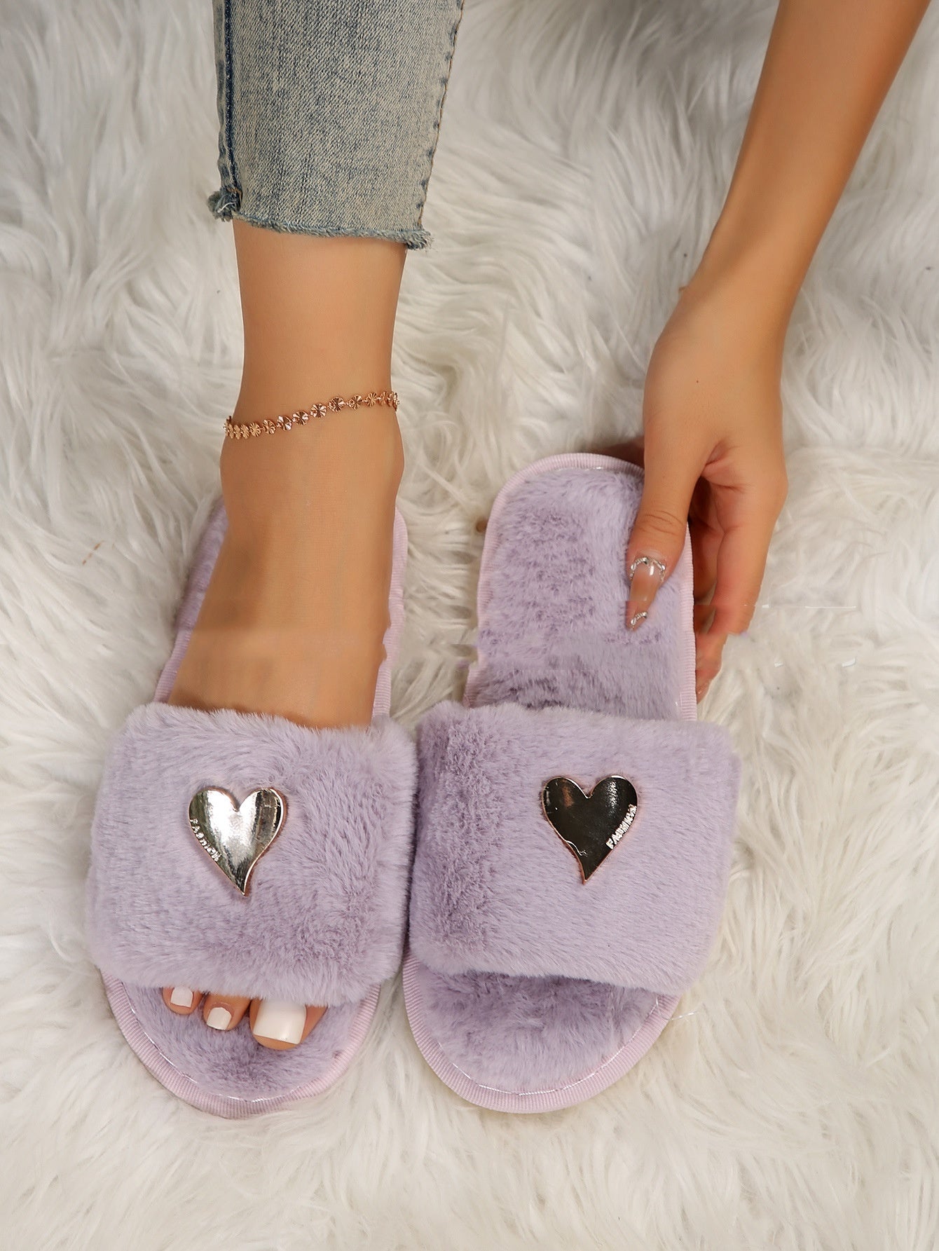 Cozy Chic: Plush Furry Slippers for Women