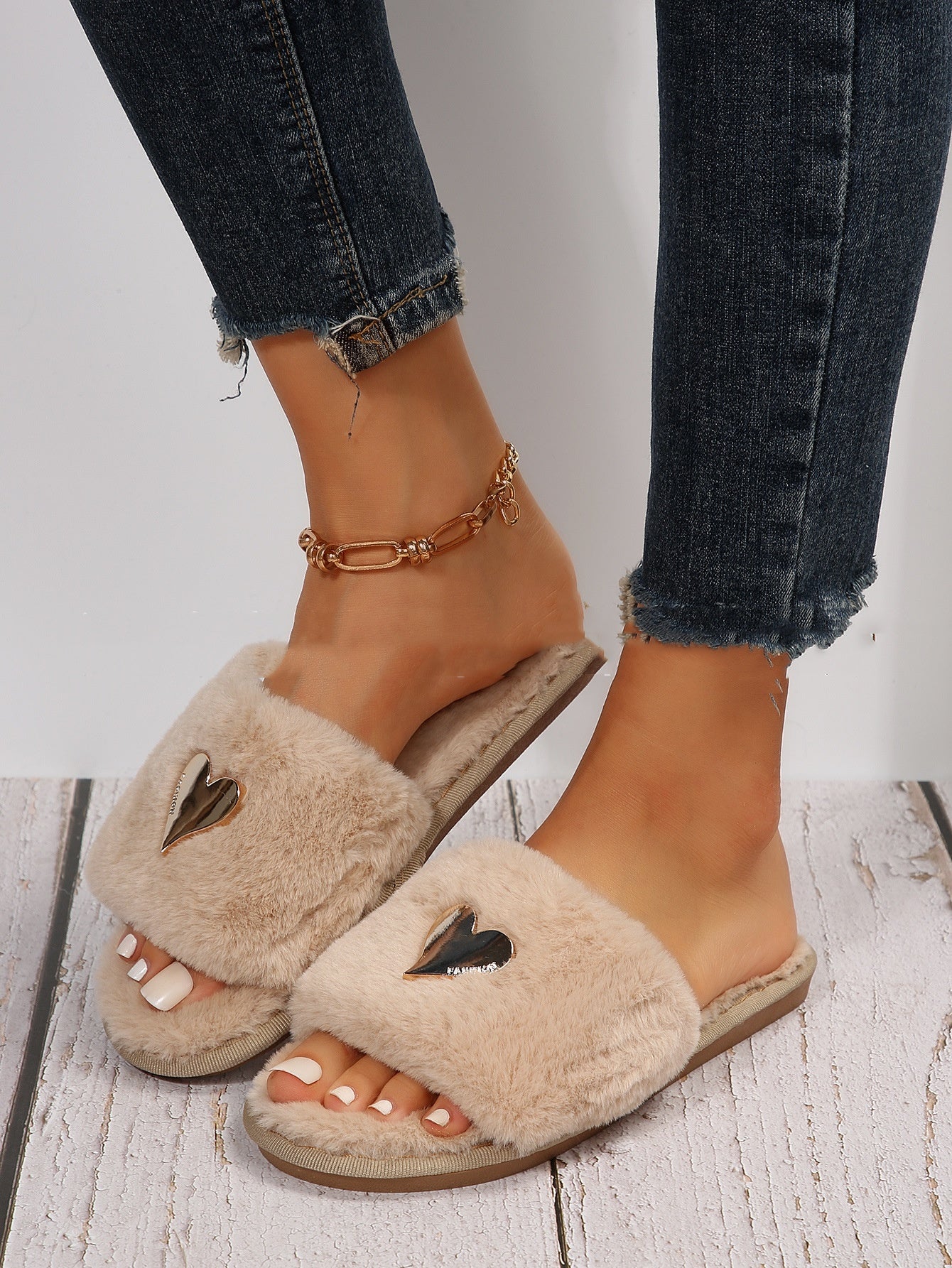 Cozy Chic: Plush Furry Slippers for Women